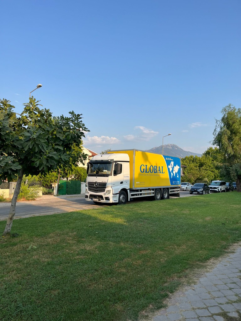Global Ev Taşıma kamyonu Ege bölgesinde yazlık nakliyat teslimatı