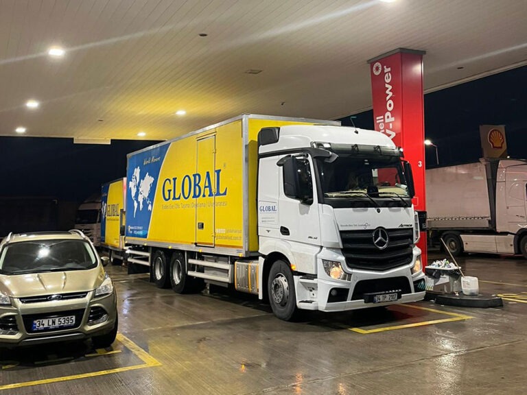 Global Ev Taşıma Mercedes-Benz Actros nakliyat tırı İstanbul Bodrum seferinde